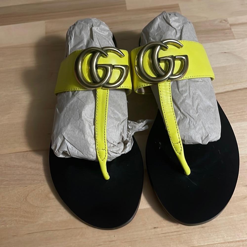 Gucci sz 39 /8 fit more for 7 or 7 1/2 brand new never worn .